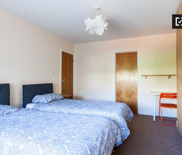 Room for rent in 5-bedroom apartment in Ballymun, Dublin - Photo 5