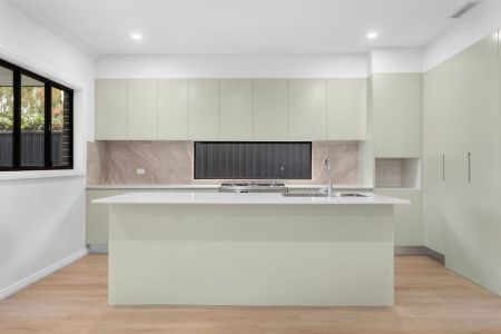 Brand New 5 Bedroom Duplex! - Photo 3