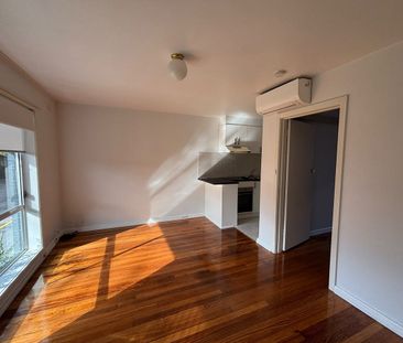 Secure living in a quiet block - Photo 6