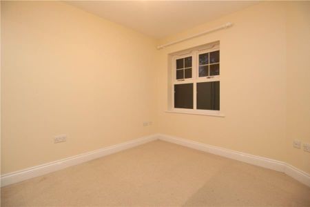 Pembroke Road, Woking - 2 bedrooms Property for lettings - Seymours - Photo 4