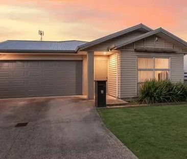 Family-Friendly 4 Bedroom, 2 Bathroom Home - Photo 2