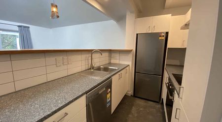 STYLISH TOWNHOUSE IN FANTASTIC LOCATION: - Photo 2