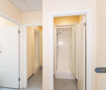 1 bedroom in a flat share to rent - Photo 6