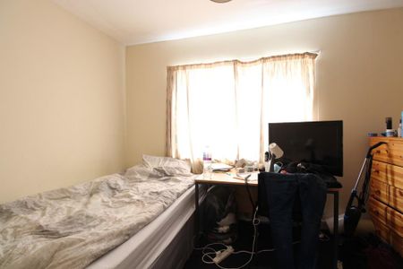 4 bedroom flat to rent - Photo 2