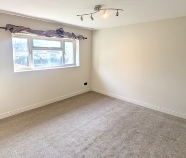 Balmoral Drive, Woking, Surrey, GU22 - Photo 6