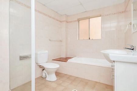 Spacious 2 Bedroom Apartment - Photo 4