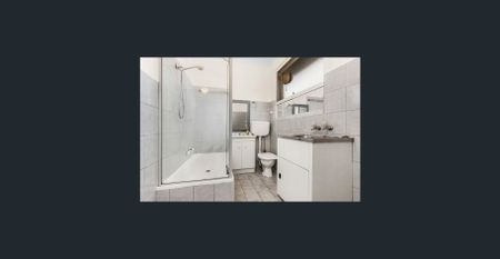 Walking distance to the train station! - Photo 5