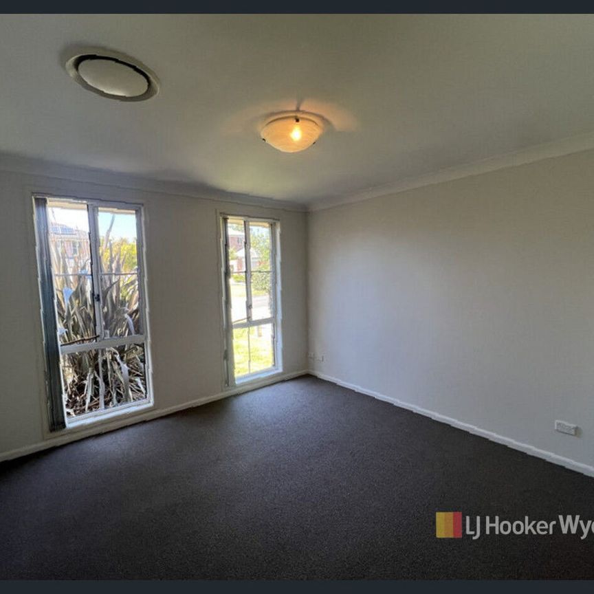 Spacious 4-Bedroom Family Home in Prime Location - Photo 1