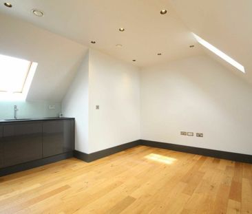 High Street, TW12, London - Photo 2