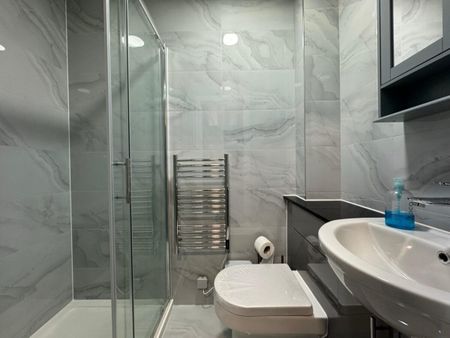 Adelaide Terrace, TW8, Brentford - Photo 2