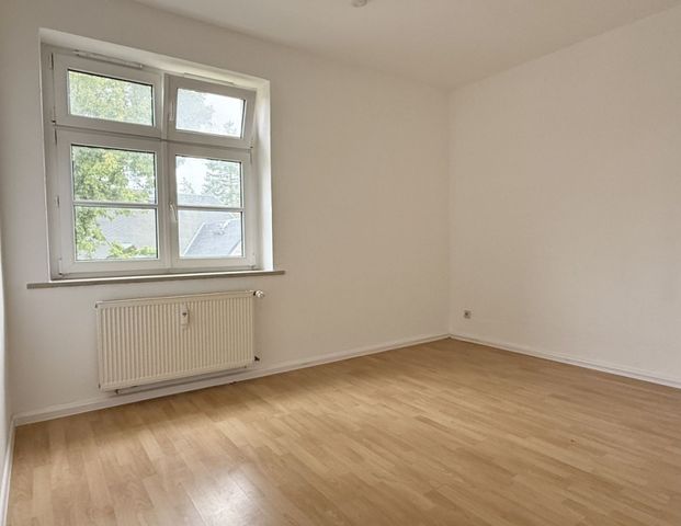 3-Raum Wohnung • Tageslichtbad • Wohnküche • Weiße Türen • Laminat • Reichenbrand • Anschauen!? - Foto 1