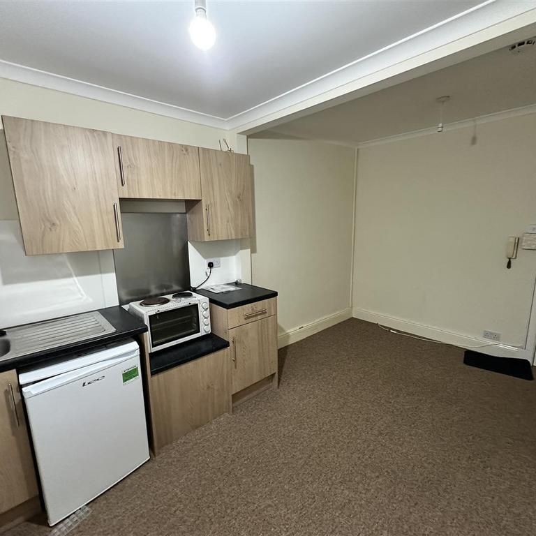 Studio to rent - Photo 1