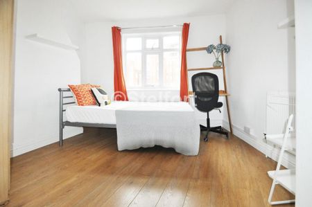 4 bedroom flat to rent - Photo 2