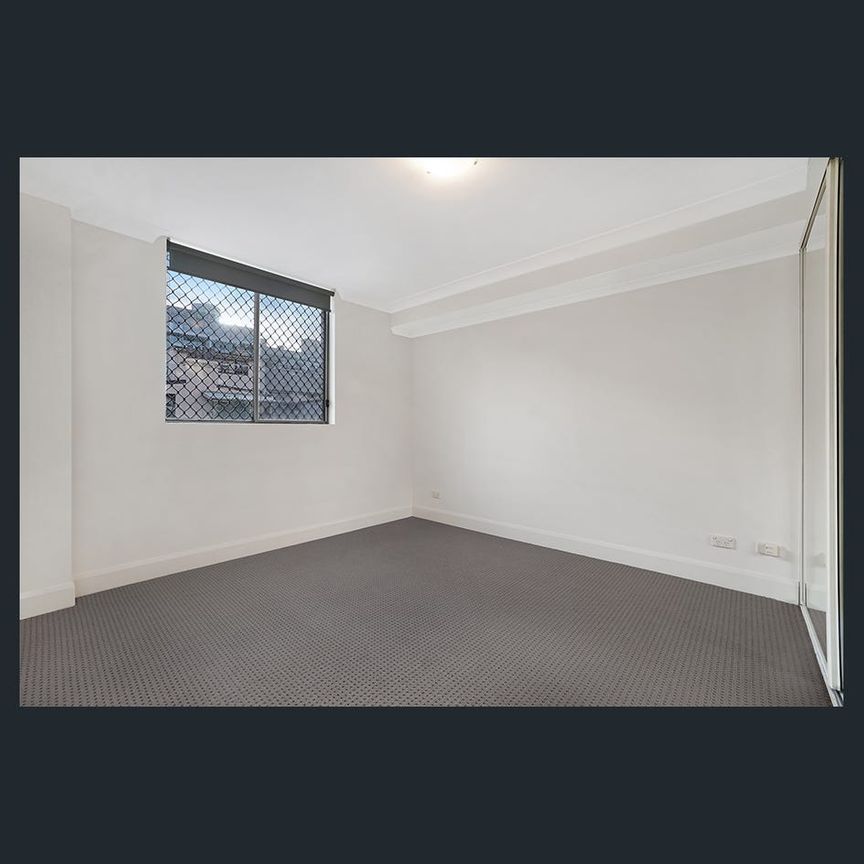 Townhouse with Private Courtyard - Photo 1