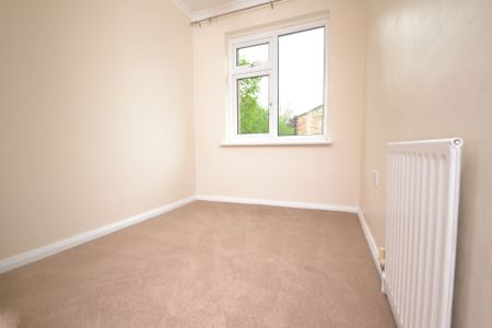 Newly Redecorated 3 Bedroom Terraced House Available in Sought After Location End Oct 25! - Photo 3