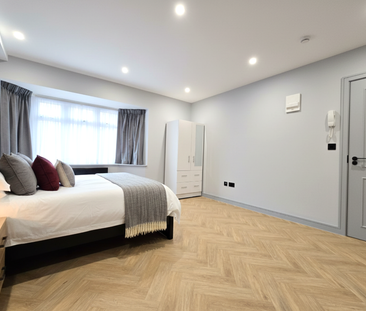 6 bedroom semi-detached bungalow to rent - Photo 3