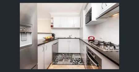 Spacious split level penthouse apartment in Kogarah CBD - Photo 4