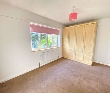 A well presented family home providing ample accommodation throughout - Photo 4