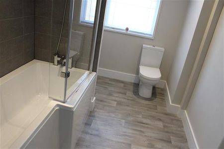 3 Bedroom End of Terrace House For Rent in Ashton Road West, Manchester - Photo 4