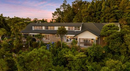 Stunning Executive Family Retreat in Gated Community - Photo 4