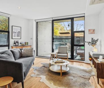 Modern Comfort and Convenient Living in Yarralumla - Photo 2