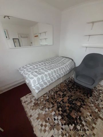 Room in a Shared Flat, Bernard Shaw House, NW10 - Photo 3