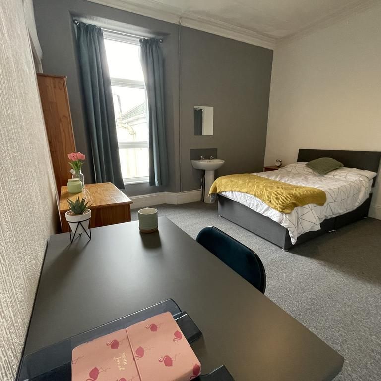 10 bedroom house share to rent - Photo 1