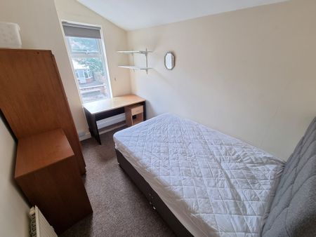 4 Bed Student Accommodation - Photo 3