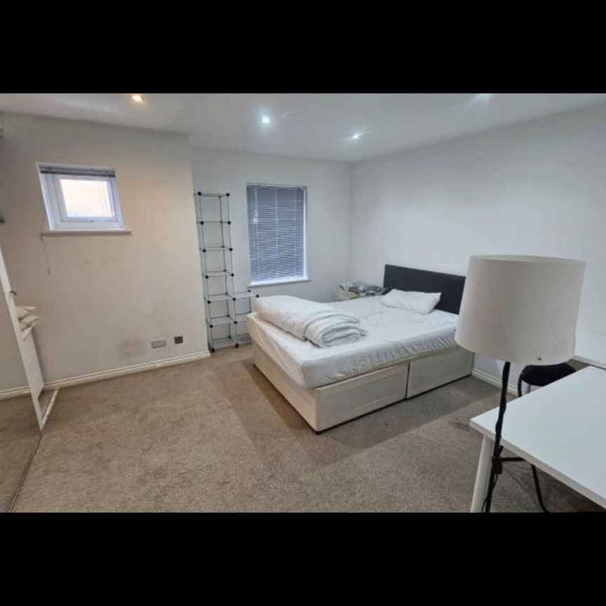 Room in a Shared House, Ashton St, E14 - Photo 1