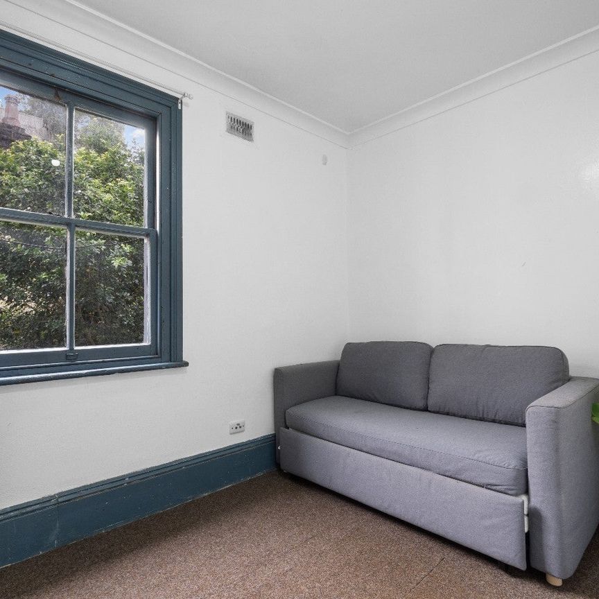 Redfern - Photo 1