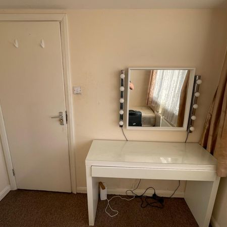 Light-Filled Double Room for Rent – Great Transport Links – Warren Road London - Photo 3