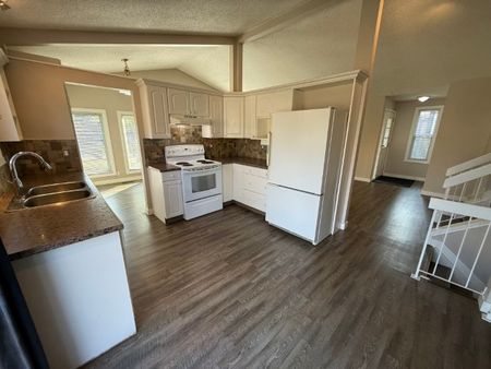 Spacious 4-Bedroom Home for Rent - Photo 5