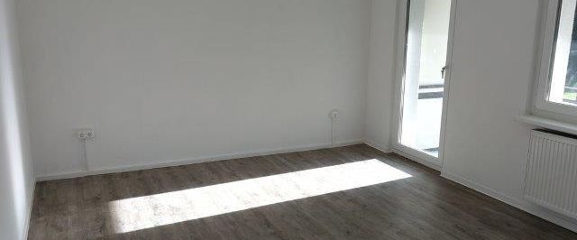 Gute Aussichten: Sanierte Wohnung mit Loggia und Blick ins Grüne! - Photo 1