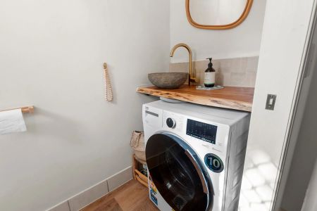 Charming 2-bedroom furnished townhouse, a leisurely stroll to the beach. - Photo 5