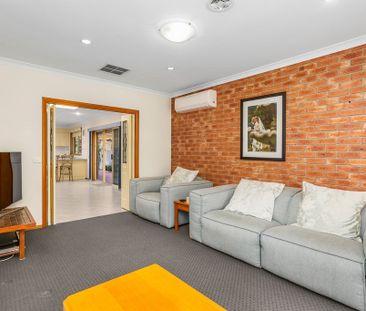 Spacious Family Home Opposite Altona Meadows Reserve - Photo 4