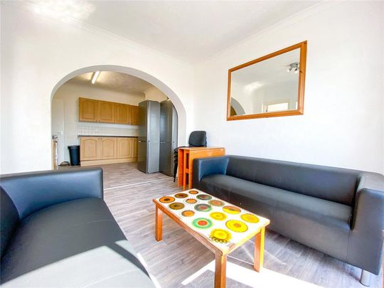 6 bedroom semi-detached house to rent - Photo 1