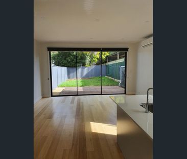 2 storey attached home open plan living,3 bedrooms all with wardrob... - Photo 1