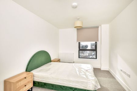 Flat to rent - Medway Street, Chatham, ME4 - Photo 2