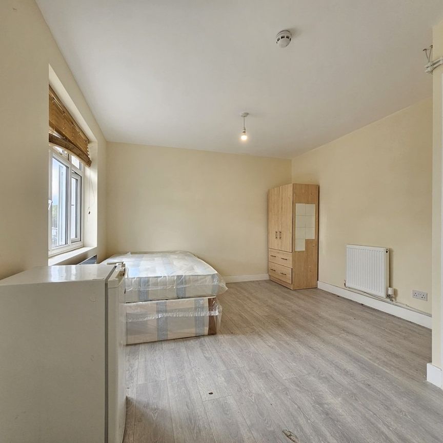 Studio Flat, Waverley Gardens, NW10 - Photo 1