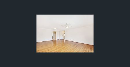 Enormous, top floor, 2 bedroom recently painted apartment - Photo 2