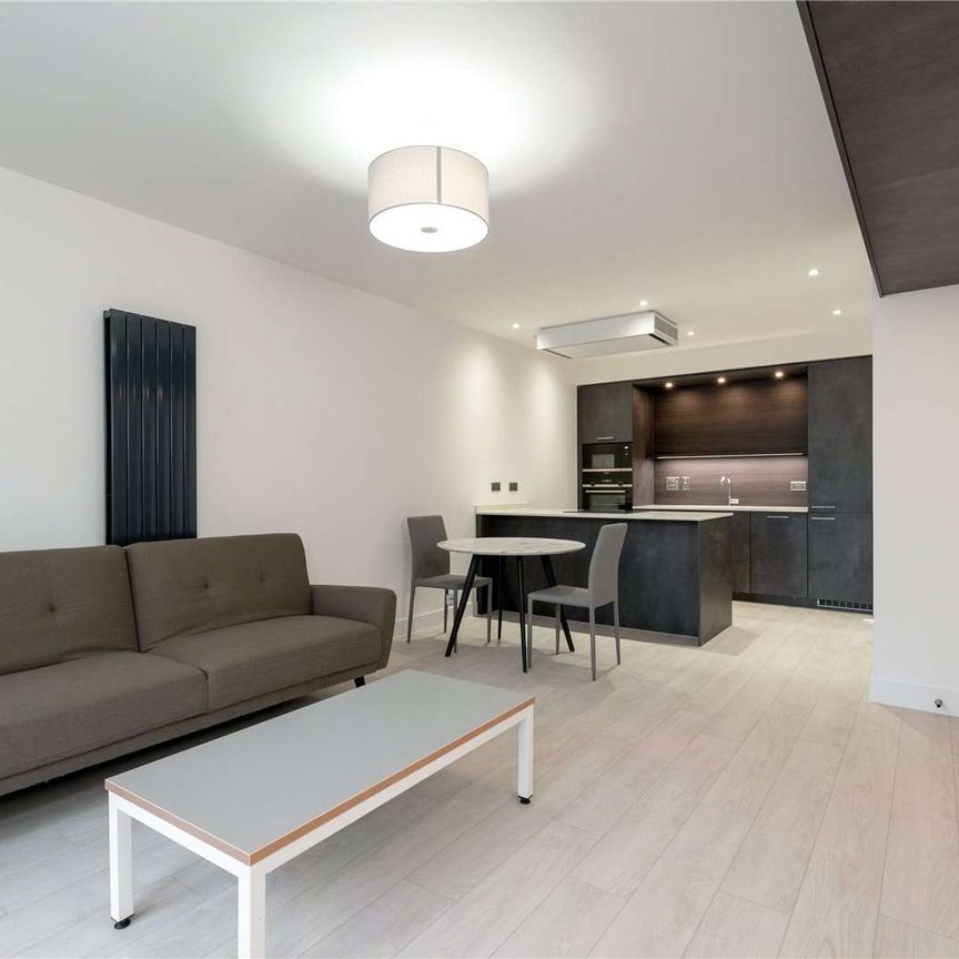Beautifully finished one-bedroom flat with private parking in sought-after Waverley Square - Photo 1