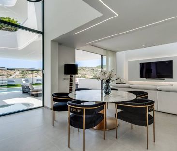 4 bedroom luxury Villa for rent in Estepona, Spain - Photo 5