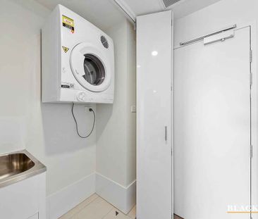 Sunny spacious two bedroom apartment - Photo 2