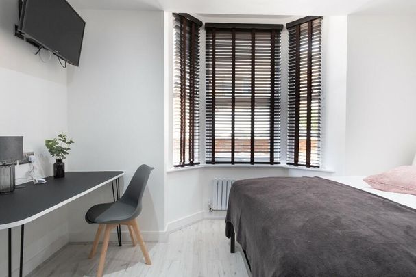 6 bedroom house to rent - Photo 1