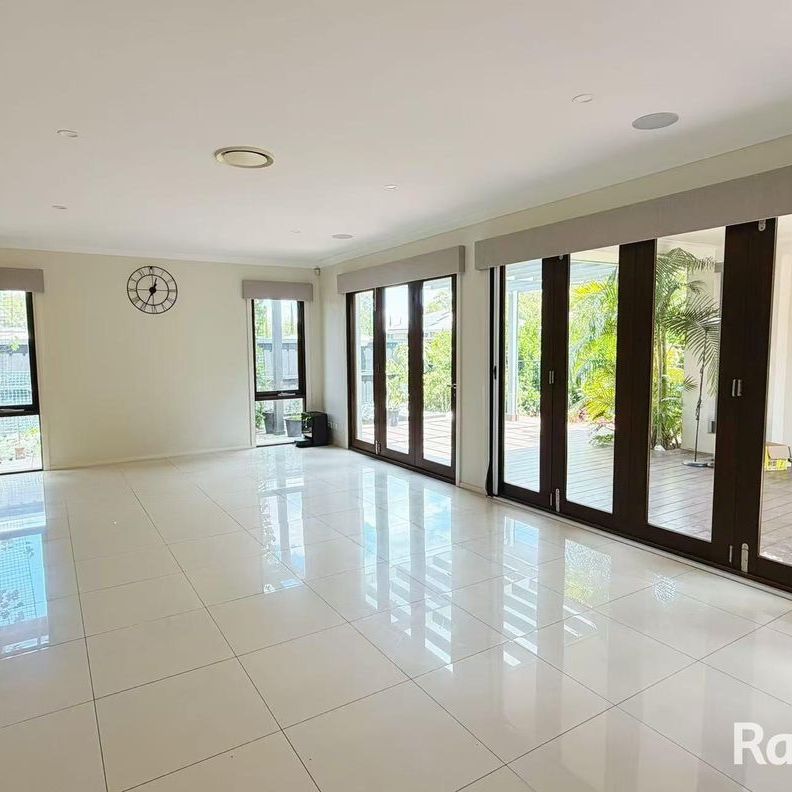 Luxury Ex-Display Home with High Ceilings and Exceptional Space - Photo 1