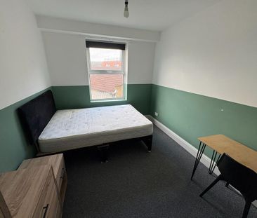 6 bedroom terraced house to rent - Photo 4