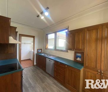 IMMACULATELY PRESENTED HOME IN FANTASIC LOCATION - Photo 6
