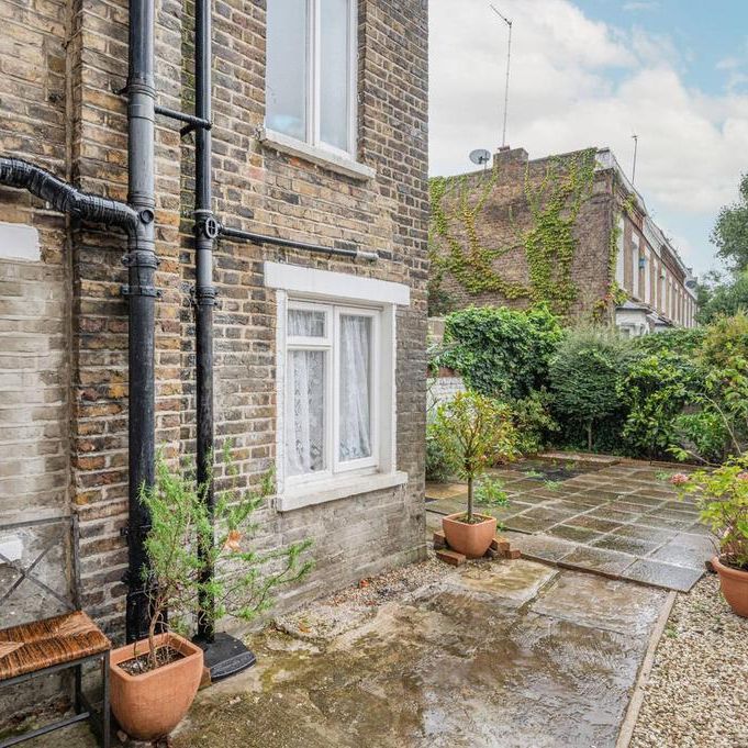 4 bedroom flat to rent - Photo 1