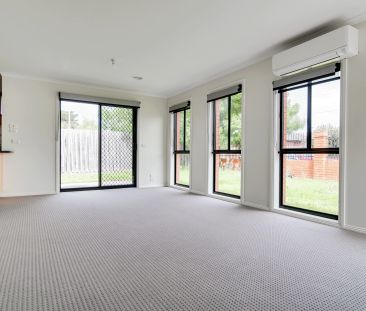 Modern unit, close to everything! - Photo 1