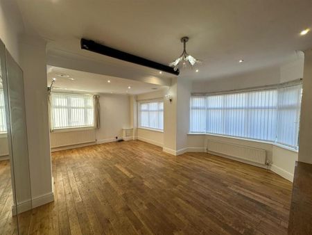 4 bedroom detached house to rent - Photo 4